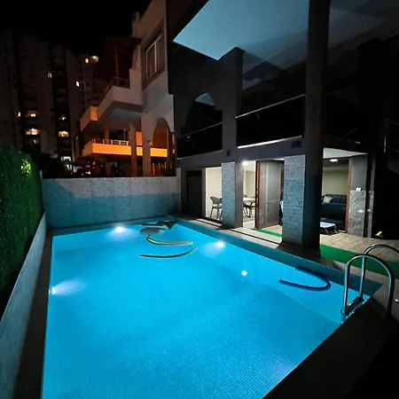 Muestakil Alt Kat Havuzlu Villa