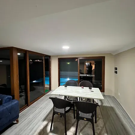 Muestakil Alt Kat Havuzlu Villa